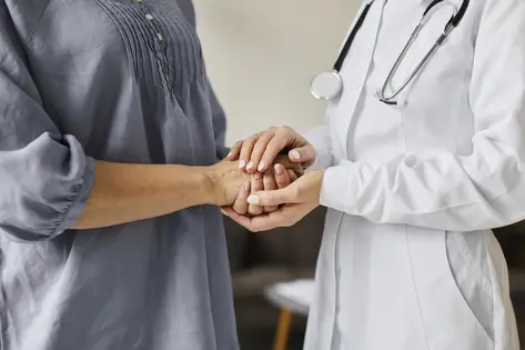 Paciente y médico de la mano