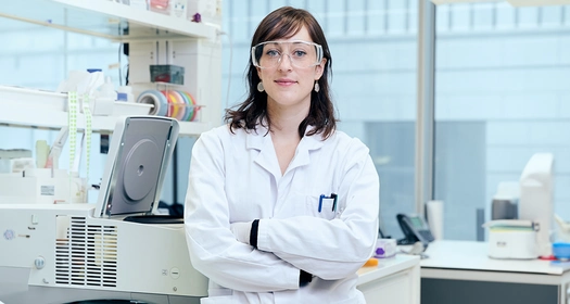Eine Novartis Labormitarbeiterin