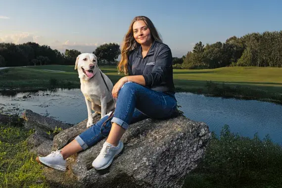 Kate Kostelyk, paziente con nefropatia (IgAN), con il suo labrador Dakota, In Florida